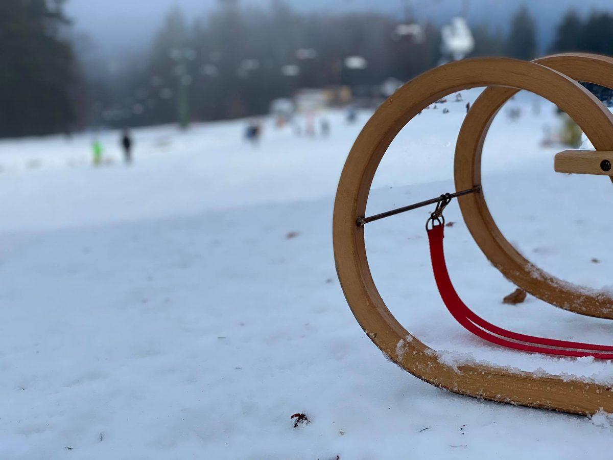 Lepo vreme v naravo zvabilo množice izletnikov, reševalci pomagali poškodovanim pri aktivnostih na snegu