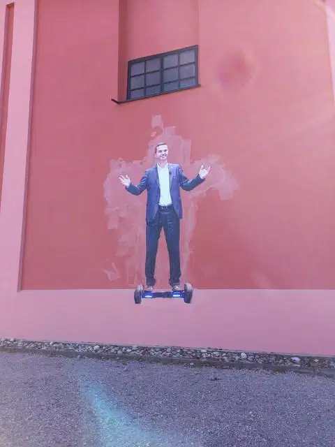 Na cerkev na ljubljanskem Rožniku nalepili podobo ministra Tonina