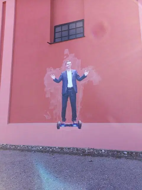 Na cerkev na ljubljanskem Rožniku nalepili podobo ministra Tonina