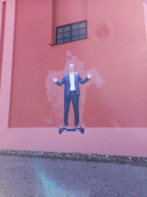 Na cerkev na ljubljanskem Rožniku nalepili podobo ministra Tonina