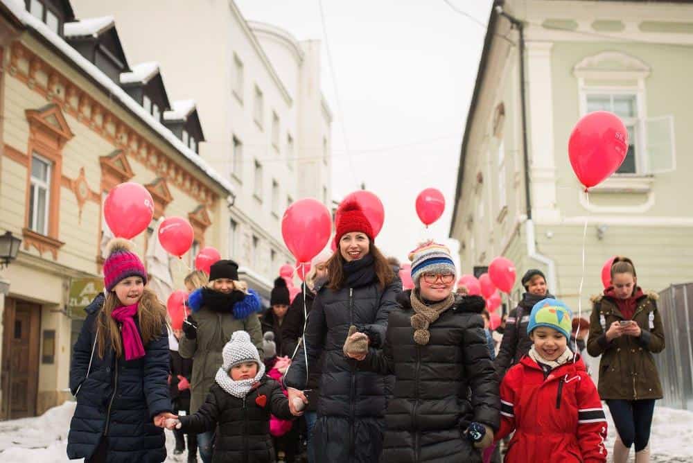 Pohod z rdečimi baloni: Tokrat želijo opozoriti na pomembno vlogo sorojencev otrok s posebnimi potrebami
