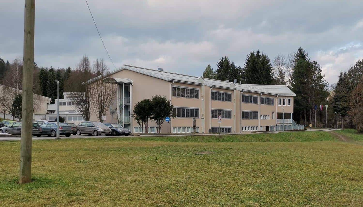 Na ravenski OŠ razred v karanteni, na POŠ Sele-Vrhe brez okužb med učenci