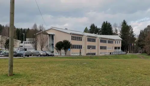 Na ravenski OŠ razred v karanteni, na POŠ Sele-Vrhe brez okužb med učenci
