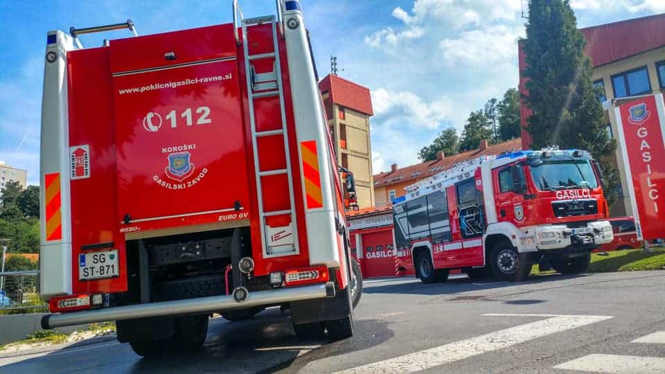 Na Ravnah in v Podvelki zagorelo, na Prevaljah stanovalci zaznali vonj po plinu