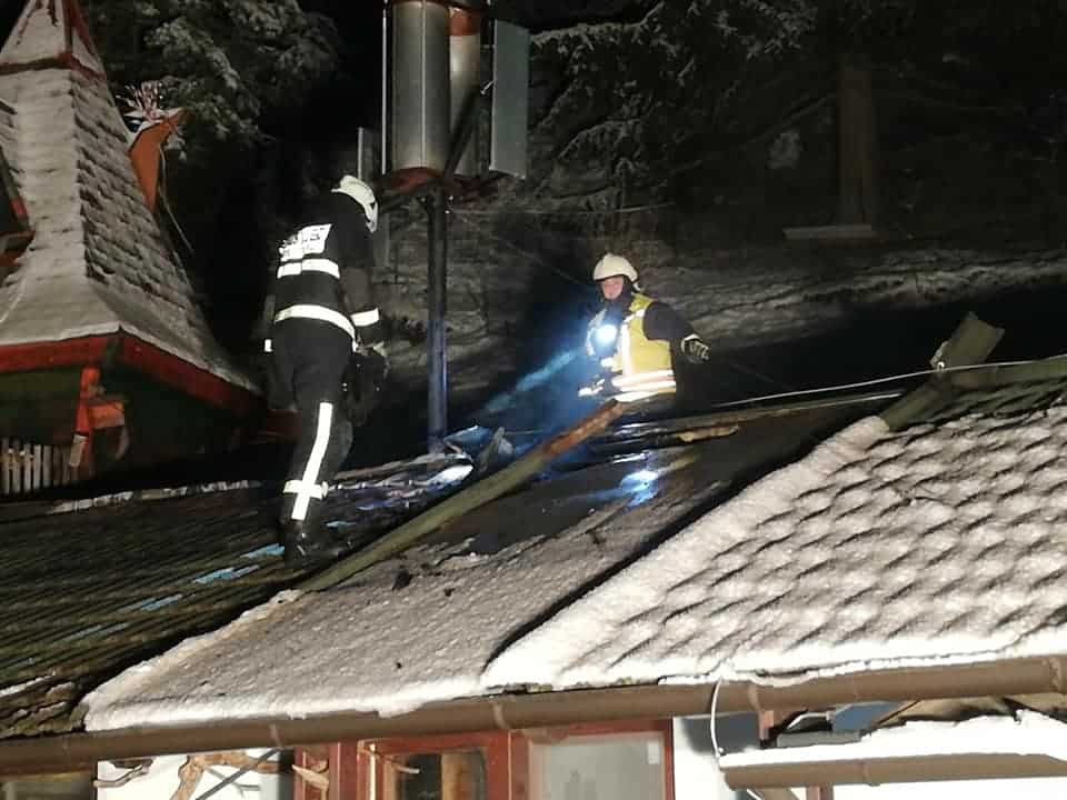 Na Območju Velenja zagorelo ostrešje gospodarskega poslopja, poškodovana ena oseba