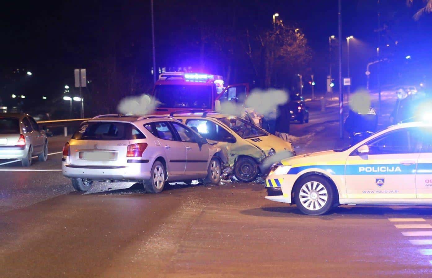 V prometni nesreči na Ravnah poškodovani dve osebi