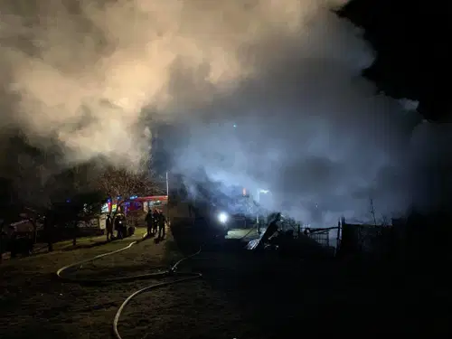 V požaru v Slovenj Gradcu zgorelo osebno vozilo in štiri kolesa z motorji