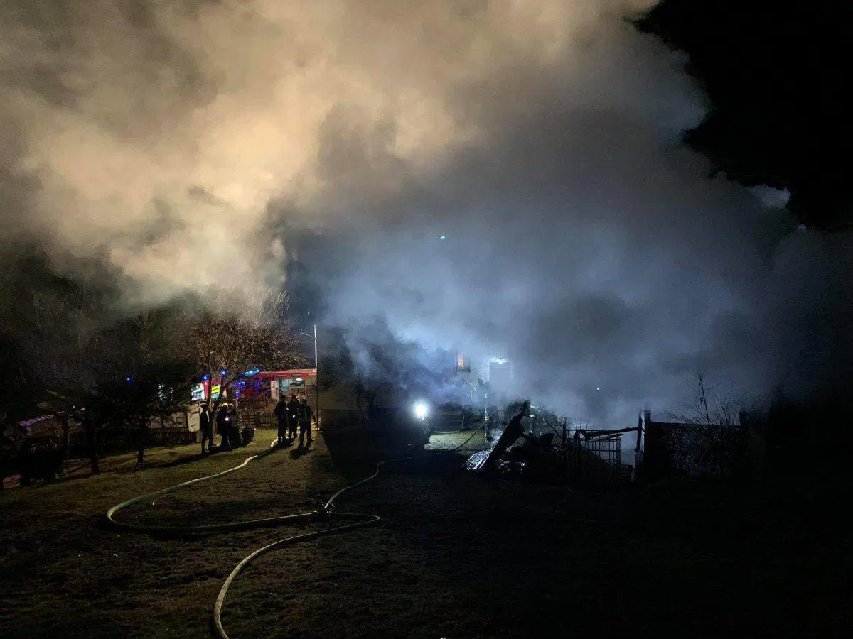 V požaru v Slovenj Gradcu zgorelo osebno vozilo in štiri kolesa z motorji