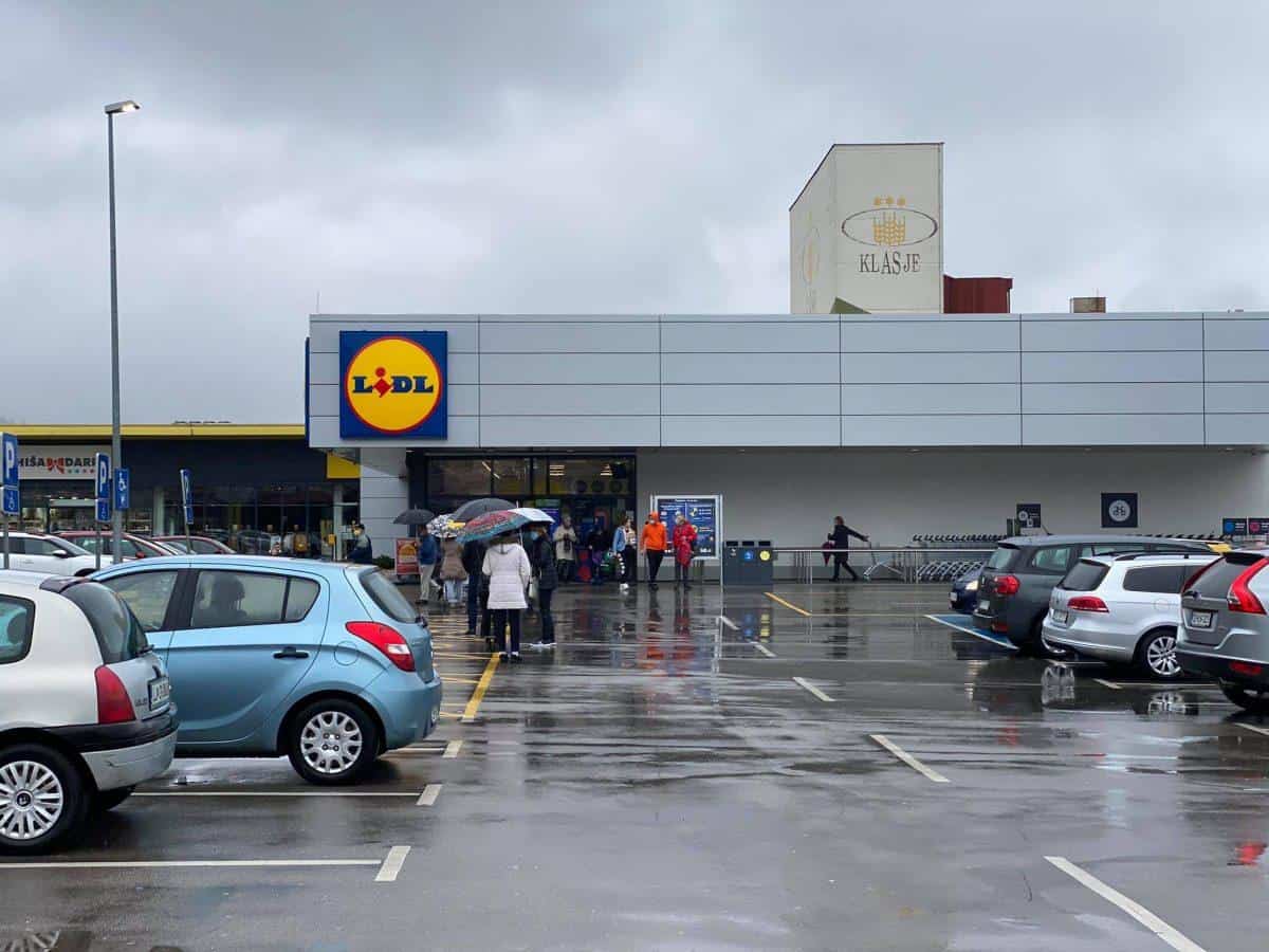 V trgovinah in storitvenih prostorih znova več vrveža. Lastnik salona za nego živali na Koroškem: Vlada bi to dejavnost morala obravnavati nekoliko drugače