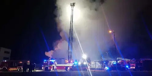 V Kranju požar uničil objekt s trgovino, lokalom in vrtcem