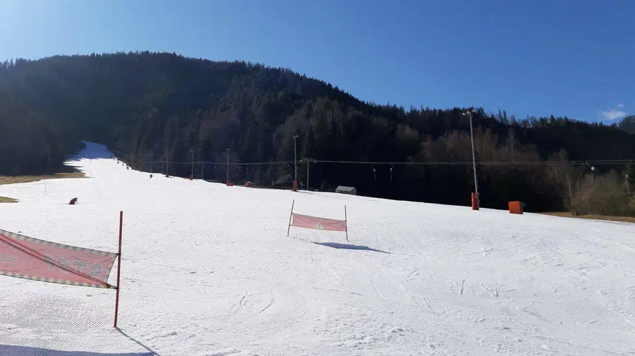 V Črni odpirajo smučišče, v soboto brezplačna smuka
