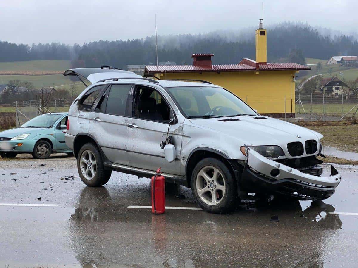 V prometni nesreči v Slovenj Gradcu poškodovane tri osebe