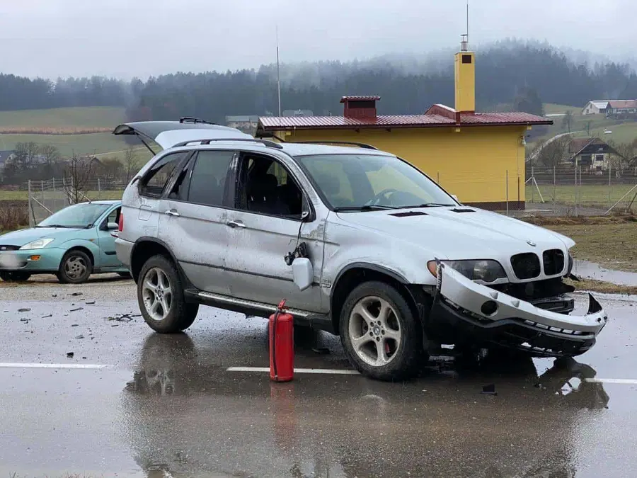 V prometni nesreči v Slovenj Gradcu poškodovane tri osebe