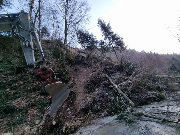 Na območju Vuzenice se je sprožil zemeljski plaz