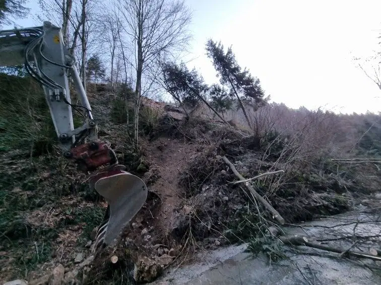 Na območju Vuzenice se je sprožil zemeljski plaz