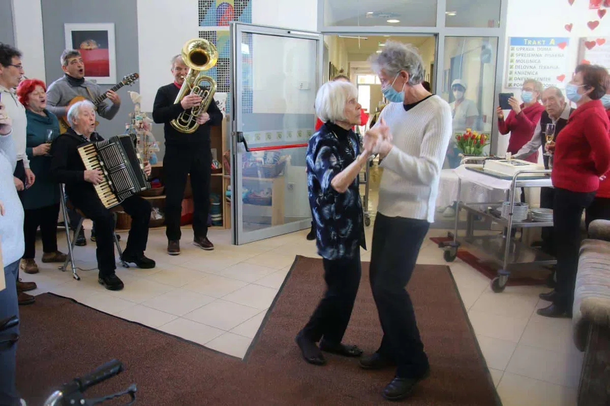 Štirje kovači ob okroglem jubileju Valentina Lakovška obiskali slovenjgraški dom starostnikov
