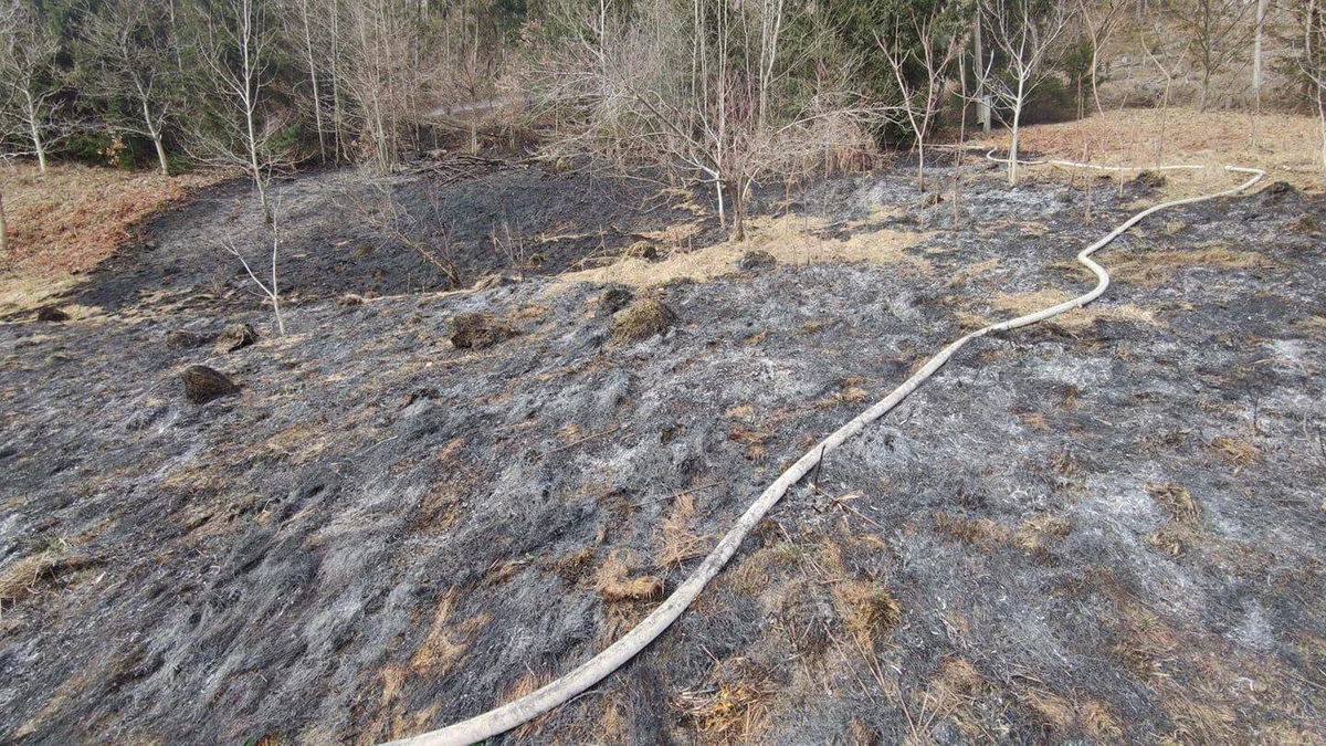 Gasilci v Mežici gasili travniški požar, na Ravnah posredovali zaradi škarpe, ki se je posedla na energijske vode in plinovod