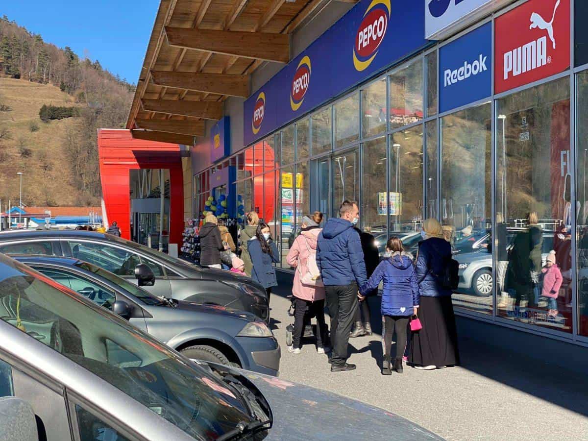 Testiranje v vzgojno-izobraževalnih zavodih brez večjih nepravilnosti, konec tedna poostren nadzor policije