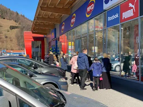 Testiranje v vzgojno-izobraževalnih zavodih brez večjih nepravilnosti, konec tedna poostren nadzor policije