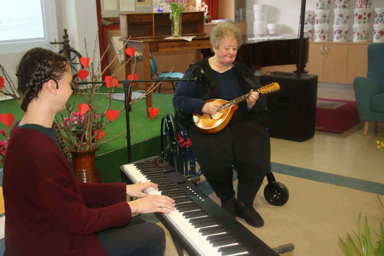 V slovenjgraškem domu starostnikov so zadoneli zvoki mandoline, dve oskrbovanki sta praznovali rojstni dan