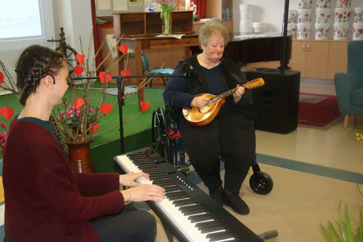 V slovenjgraškem domu starostnikov so zadoneli zvoki mandoline, dve oskrbovanki sta praznovali rojstni dan