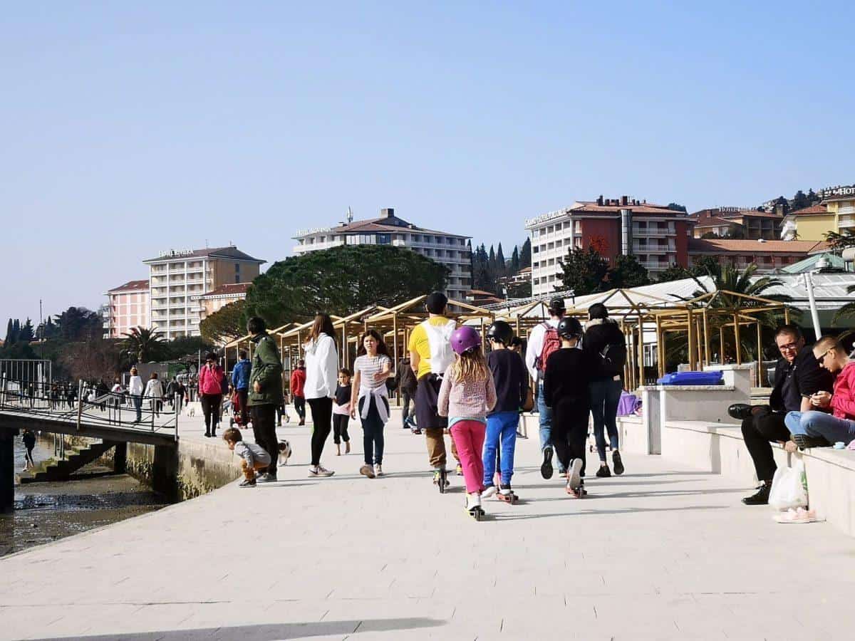 Od sobote velja omejitev gibanja in prepoved zbiranja v obalno-kraški regiji