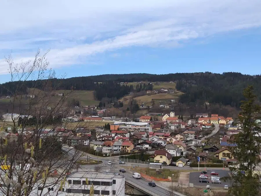 V nedeljo nove okužbe v osmih koroških občinah, v SB Slovenj Gradec zdravijo 15 covidnih bolnikov