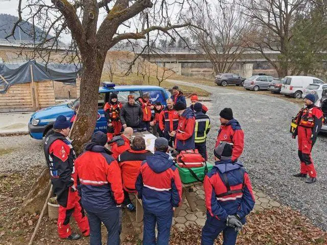 Potapljači in gasilci v Dravi našli truplo pogrešane osebe