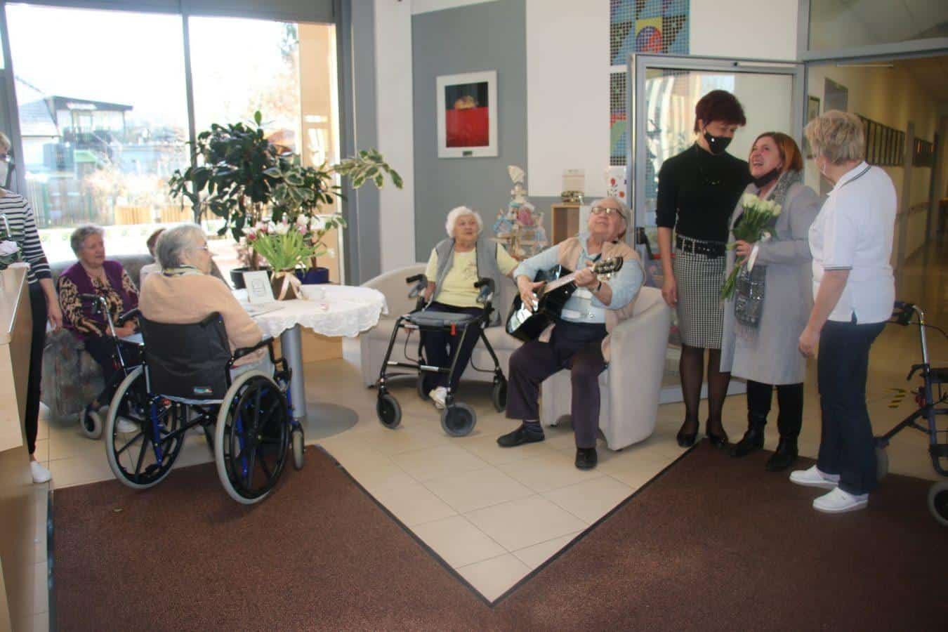 V slovenjgraškem domu starostnikov se življenje in delo počasi vračata v ustaljene tirnice. Kako je z okužbami?