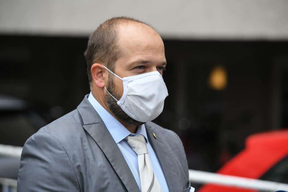 Minister Poklukar: Ne želimo si zapiranja javnega življenja, a obstaja realna grožnja