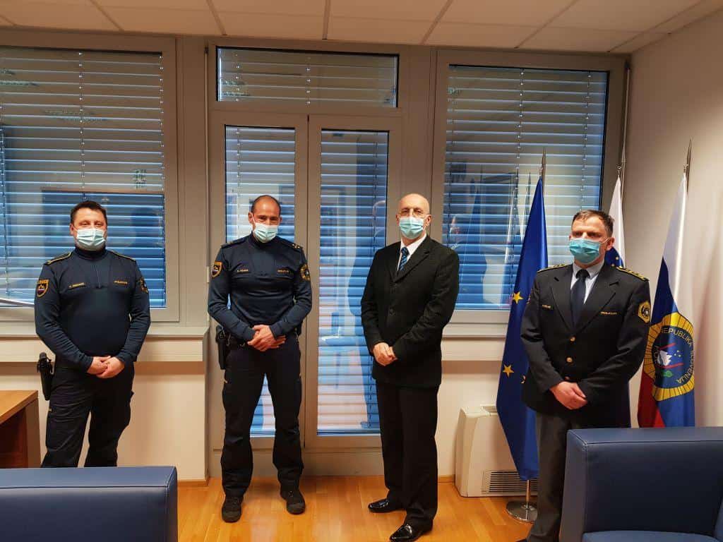 Policistu, ki je voznici z zastojem srca rešil življenje, medalja policije za požrtvovalnost