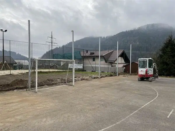 Slovenjgraška občina na igrišču POŠ Pameče zamenjala mreže