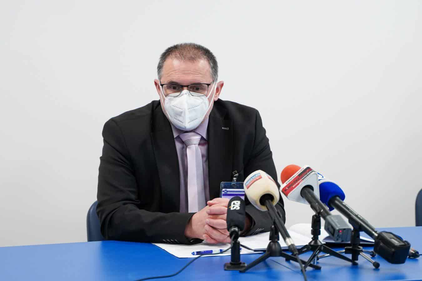 V slovenjgraški bolnišnici umirjanja epidemije še ne zaznavajo, poskusno zagnali robota