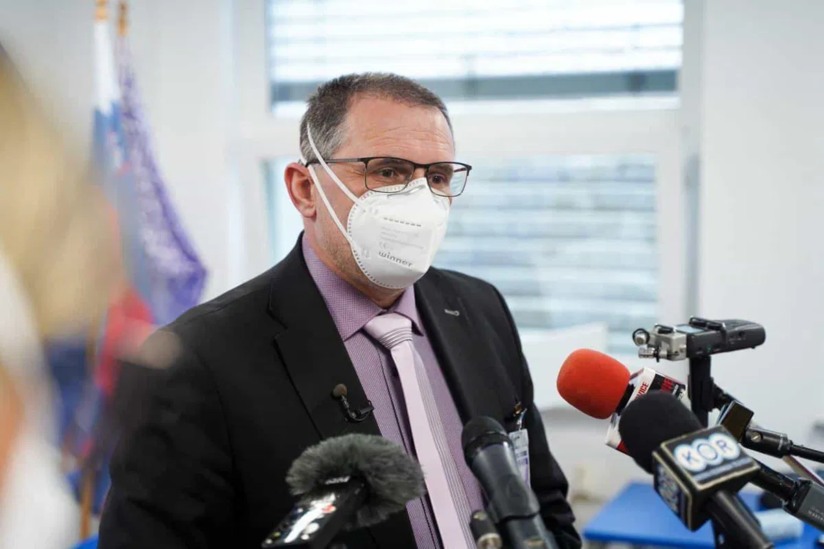 Lavre ocenjuje, da brez pomoči države ne bi mogli zagotoviti zadostne količine zaščitne opreme. Kdaj so jo prvič prejeli iz blagovnih rezerv, se ni spomnil