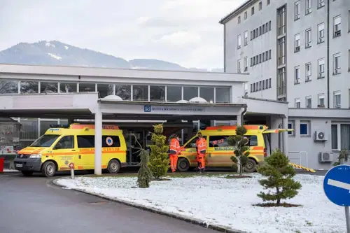 Na Kopah in v Črni sta se poškodovali smučarki, prepeljali so ju v SB Slovenj Gradec