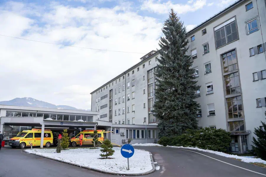 V petek potrdili manj kot tisoč novih okužb, v SB Slovenj Gradec zdravijo 15 covidnih bolnikov