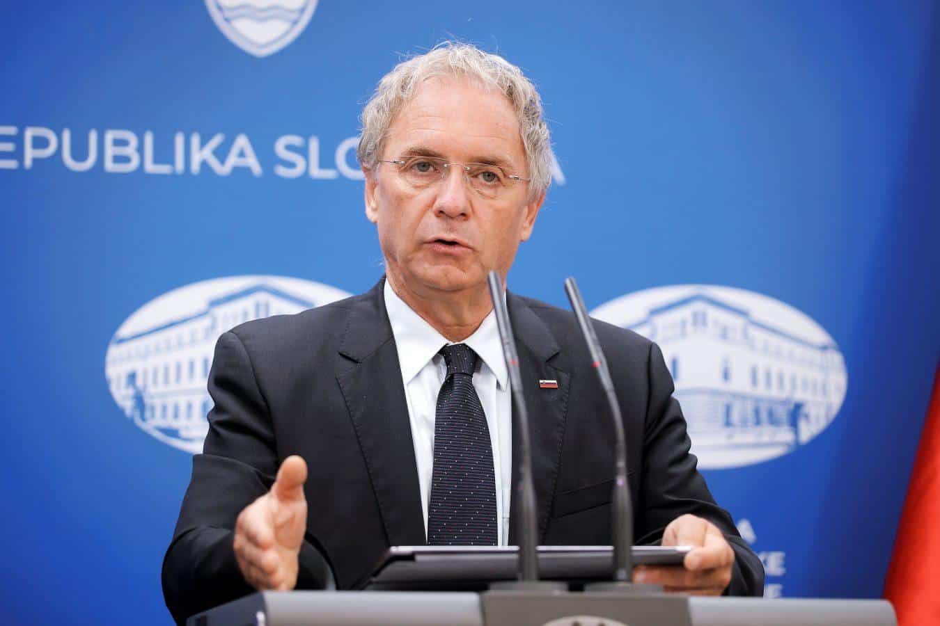 Hojs: Policija iz države lahko izpusti tudi osebe, ki so pripravljene plačati globo. "Fizično pa se ljudi ne da zapret v državo"