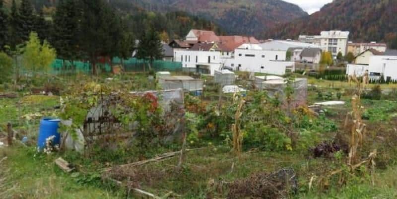 Javna dražba: V centru Mežice možna gradnja večstanovanjskega objekta (objektov)