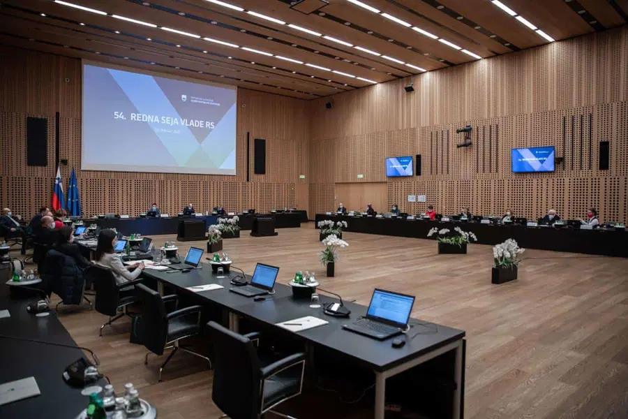 Pred poslanci se bo morala zagovarjati ministrica za izobraževanje, še pred njo pa celotna vlada