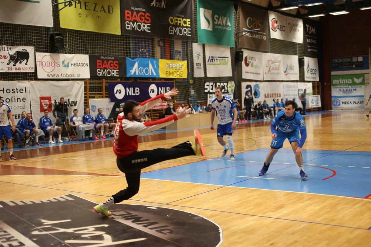 Rokometaši iz dežele suhe robe po hudem in ogorčenem boju dosegli deseto zmago. Korošci ostajajo v zgornji polovici razpredelnice