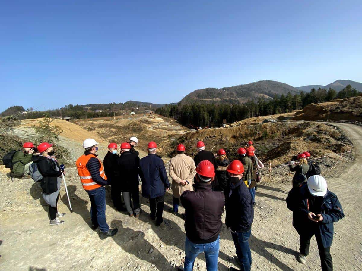 FOTO in VIDEO: Župani so si ogledali, kakšno je trenutno stanje izgradnje hitre ceste na Koroško