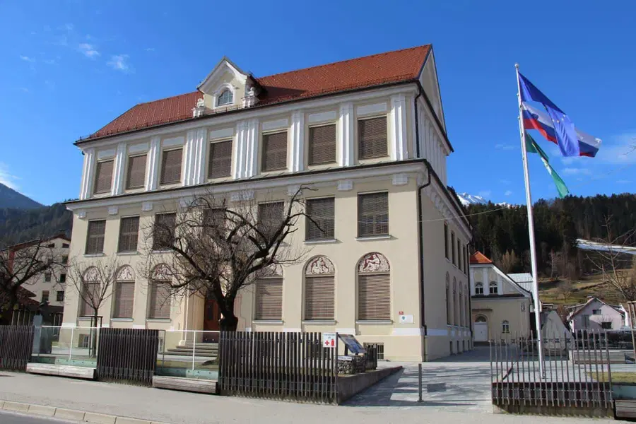 Neznani storilec vlomil v skladišče pri OŠ Mežica