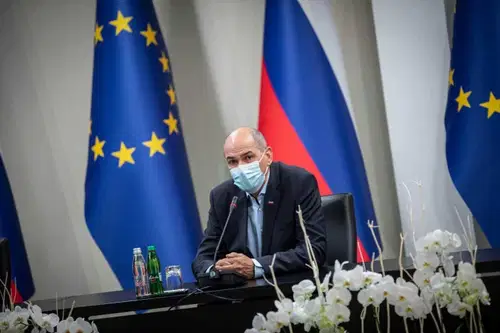 Janša: Zaradi novih različic virusa dilema, ali ukrepati glede na predviden načrt ali za krajši čas zaustaviti javno življenje