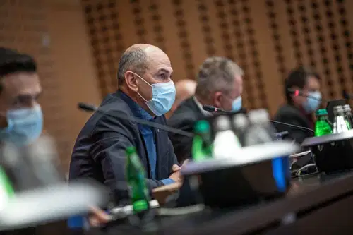 Janša: Ukrepov sproščanja ne bomo vezali več na regije. Šole za prvo triletje in vrtci bodo odprti po celi Sloveniji