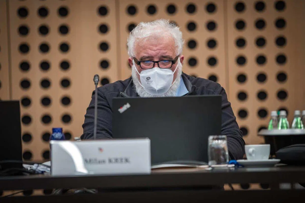 Krek: Dejstvo je, da smo pred novim valom. Po današnjih podatkih je v rumeni fazi le še ena regija