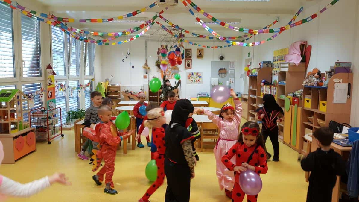 Tudi na Ravnah in v Črni so si najmlajši nadeli pustne maske