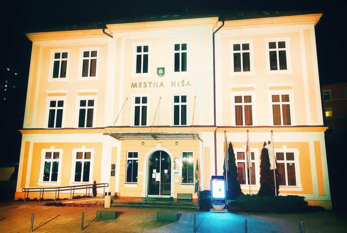 Obeležujemo mednarodni dan boja proti otroškemu raku. Na Ravnah v znak podpore občinsko stavbo osvetlili z zlato barvo