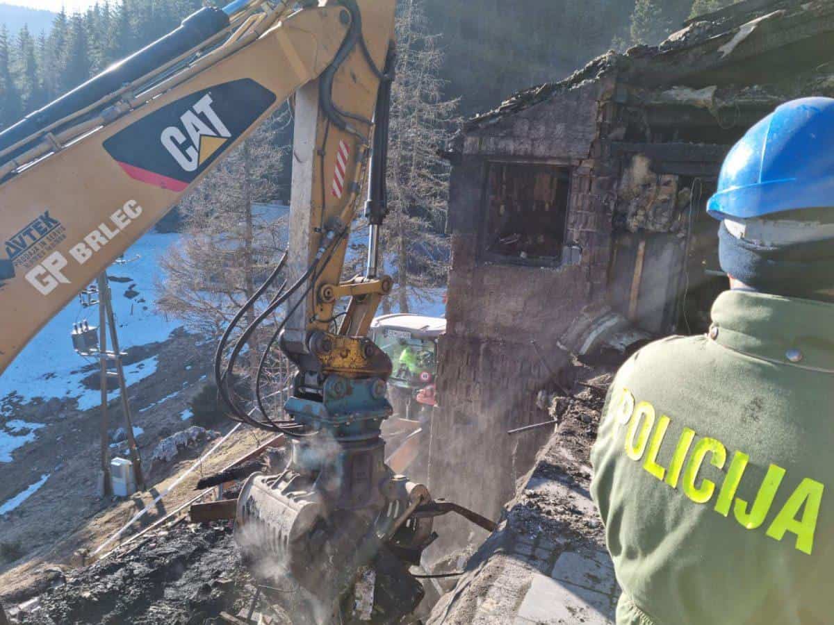 Kriminalisti in forenziki opravili ogled pogorišča Mozirske koče