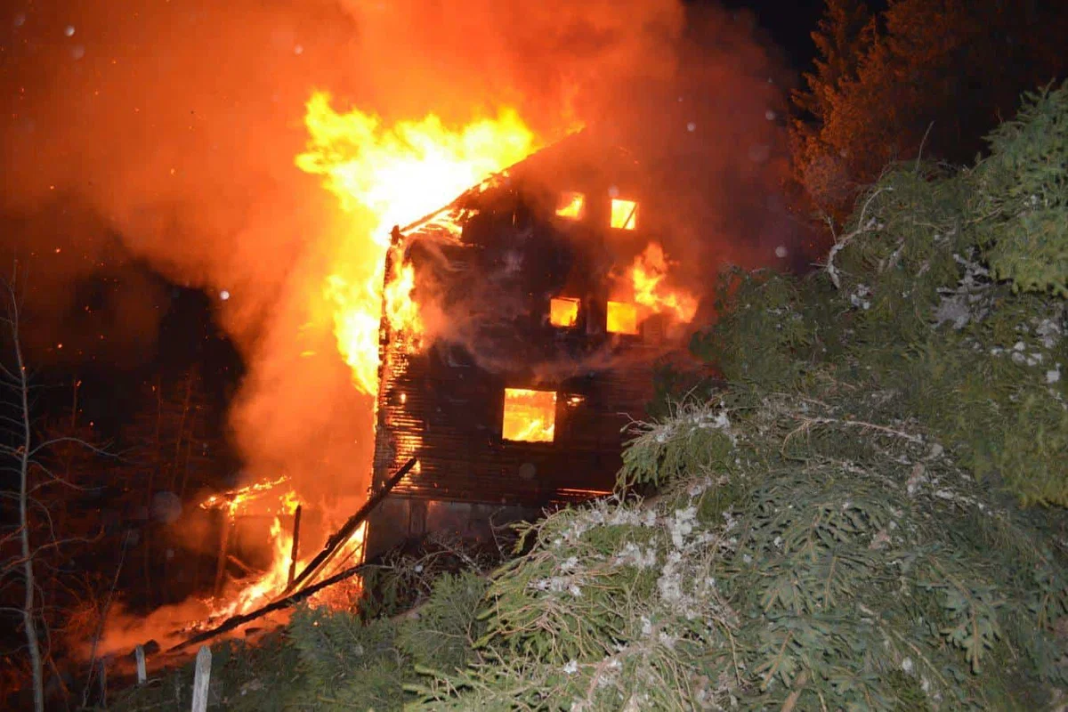 Sinočnji požar popolnoma uničil Mozirsko kočo na Golteh