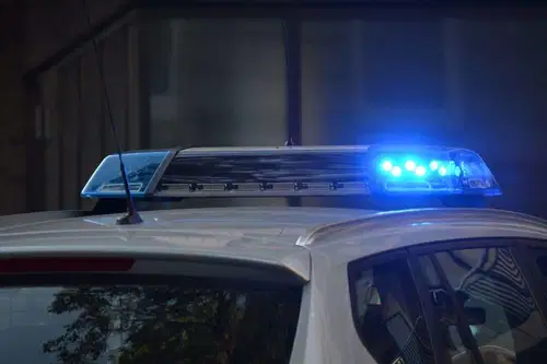Najprej so vinjenega 31-letnika ustavili na Prevaljah, nato še na Ravnah, kjer je kršil tudi "policijsko uro". V Slovenj Gradcu obravnavali tatvino